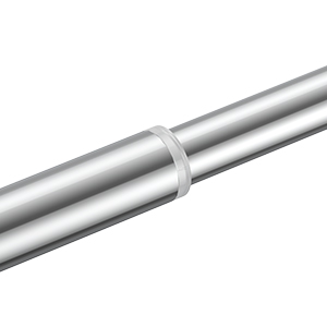Gros plan d'une tringle à rideau en métal argenté au design épuré et minimaliste. Deux sections cylindriques reliées par un joint lisse.