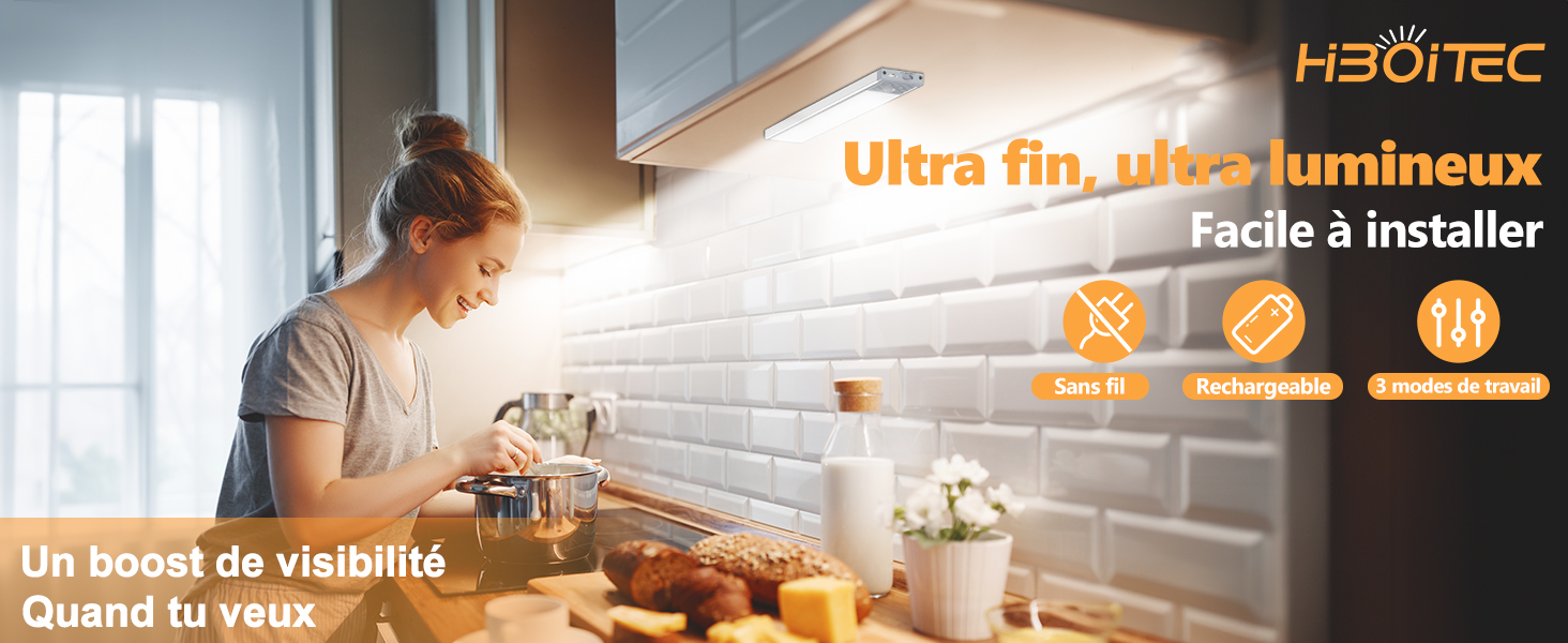 Publicité d' Éclairage de cuisine montrant une femme dans une cuisine bien éclairée. Le texte met en évidence les fonctionnalités ultra-fines, lumineuses et faciles à installer