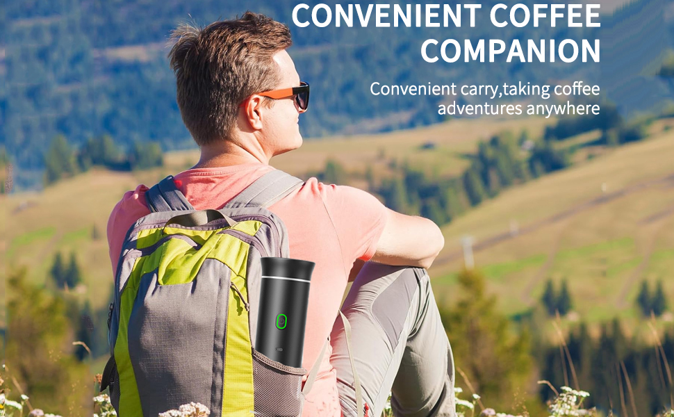 con bolsa para dos inquilinos Tasse de voyage sur un sentier de montagne, démontrant la commodité du café portable