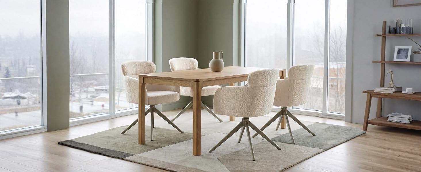 L'intérieur de la salle à manger moderne comprend une table ronde en bois avec quatre chaises rembourrées beiges, un miroir rond au mur, des fenêtres du sol au plafond donnant sur le paysage urbain.