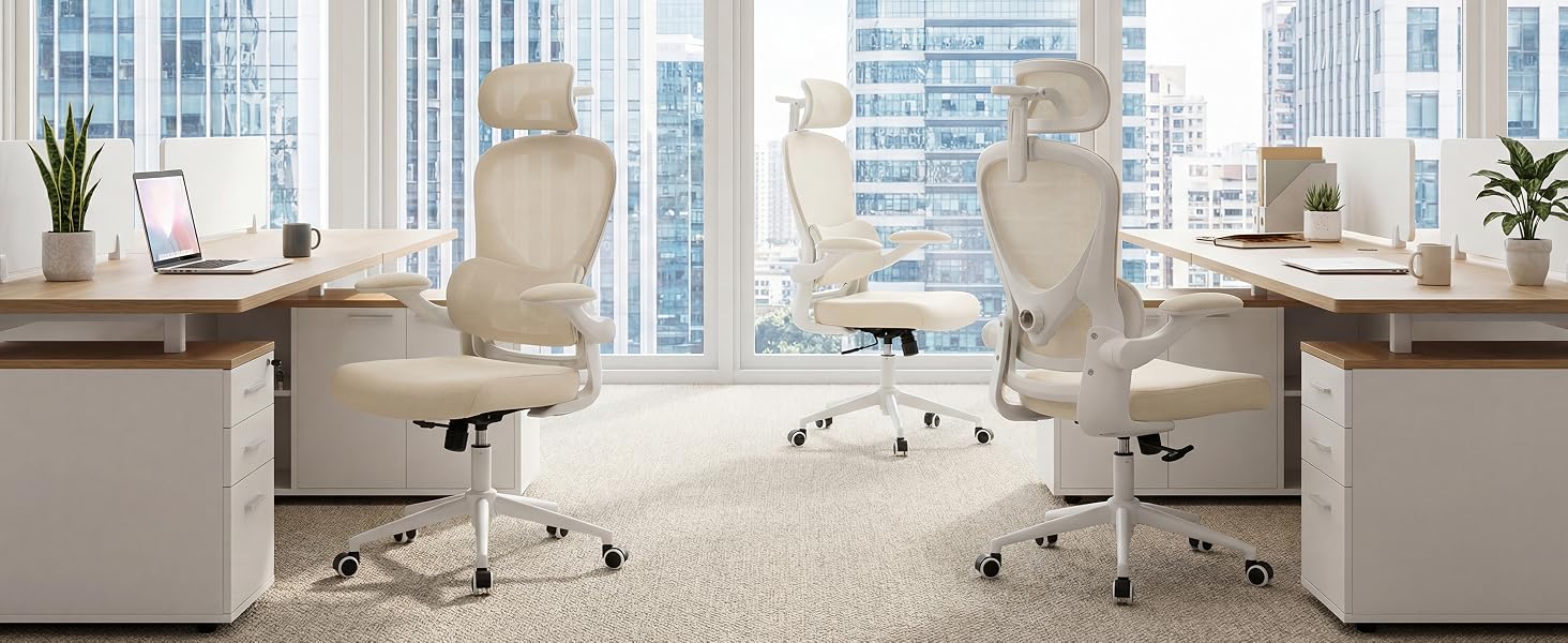 Espace de travail moderne comprenant deux chaises de bureau ergonomiques blanches à roulettes, des bureaux en verre, de grandes fenêtres avec vue sur les toits de la ville, des étagères blanches, des plantes en pot et une décoration minimaliste.