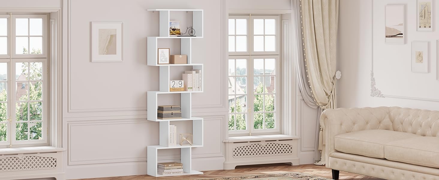 Libreria angolare bianca con più scomparti asimmetrici in un soggiorno luminoso e minimalista