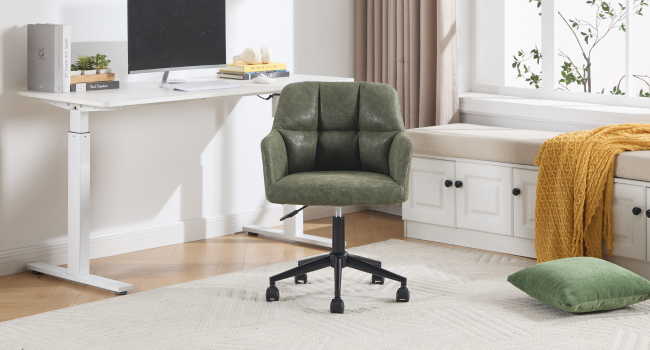Aménagement intérieur de la pièce montrant un fauteuil rembourré vert sur des murs blancs, avec du parquet et des éléments décoratifs chaleureux.