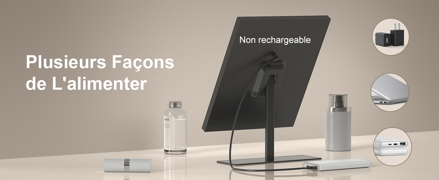 Nicht wiederaufladbarer digitaler Fotorahmen mit Anzeige mehrerer Energieoptionen. Standfuß, USB-Anschluss und Netzteil sichtbar. Verschiedene Objekte sind maßstabsgetreu auf dem Tisch angeordnet.