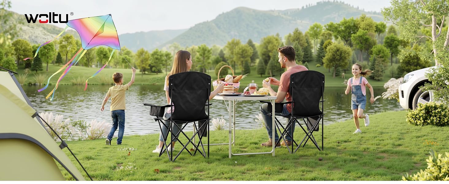 El texto dice: «WOLTU». Escena de campamento al aire libre que muestra a personas sentadas en sillas plegables junto a un lago, con tiendas de campaña y paisajes naturales de fondo.