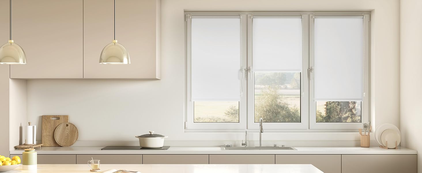 Interior de cocina blanco moderno con luces colgantes, gabinetes de madera clara y encimeras blancas en un estilo de diseño brillante y minimalista.