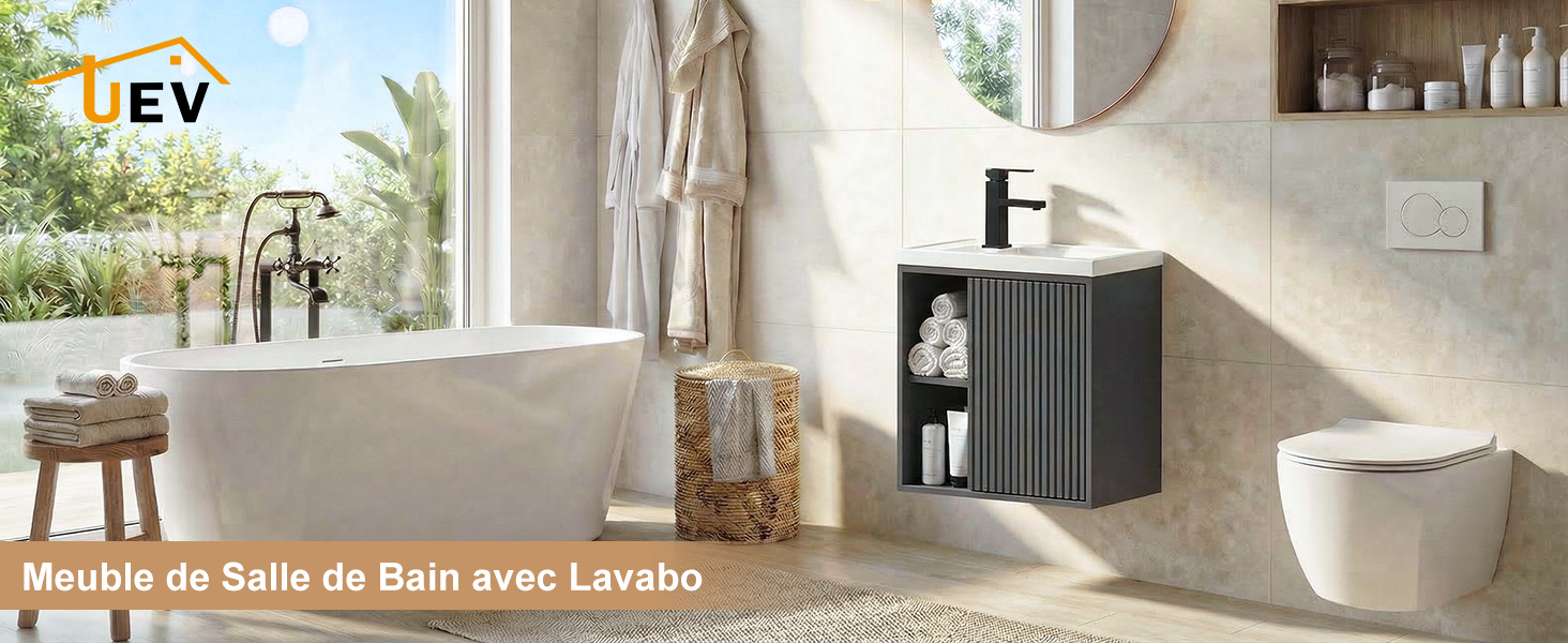 Le texte indique « EV » et « Lazada ». Intérieur de salle de bain lumineux avec toilettes blanches, meuble de toilette noir, grand miroir et étagères. Design moderne de type spa avec lumière naturelle provenant de la fenêtre.