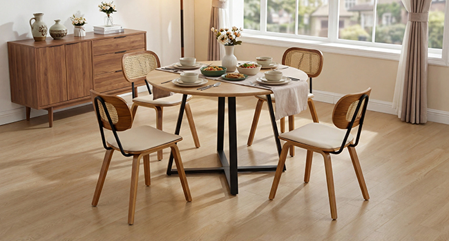 Salle à manger moderne avec chaises et tables en bois de style milieu du siècle, disposées dans un espace intérieur ouvert et bien éclairé.