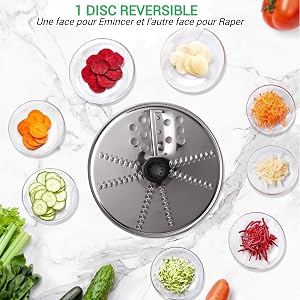 Râpe à disque réversible entourée de petits bols de légumes râpés.