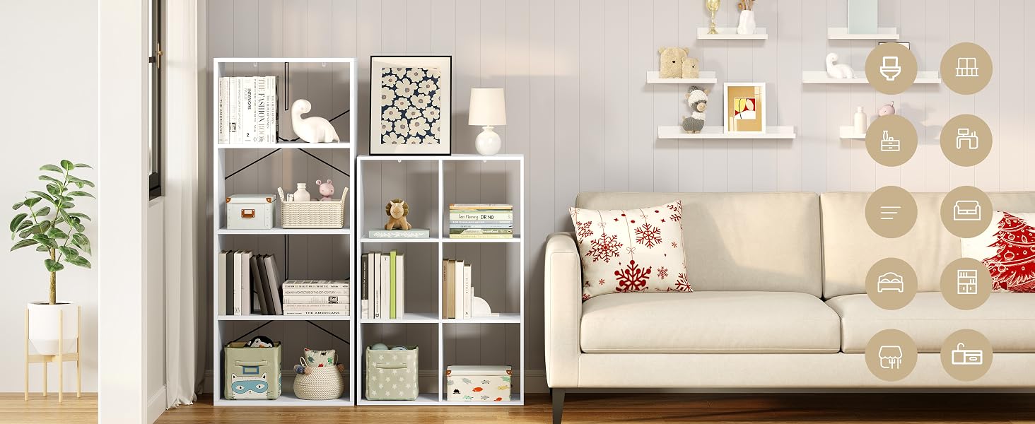 Interno moderno del soggiorno con scaffali bianchi, divano beige, cerchi decorativi da parete e piante in vaso nell'