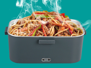 une casserole de nouilles avec de la vapeur qui en sort.