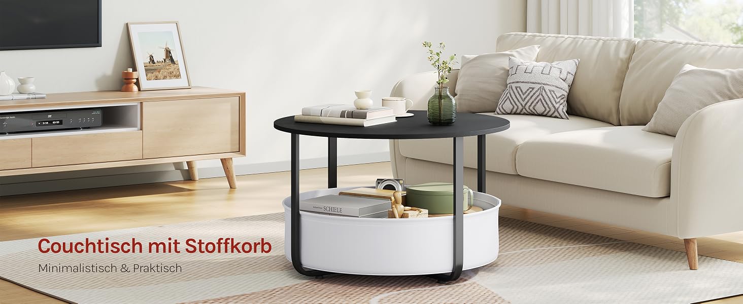 Der Text lautet „Couchtisch mit Staufach“ und „Mit 2 Schubladen“. Moderne Wohnzimmereinrichtung mit hellgrauem Sofa mit beigen Kissen und schwarzem Couchtisch mit Ablagefach.