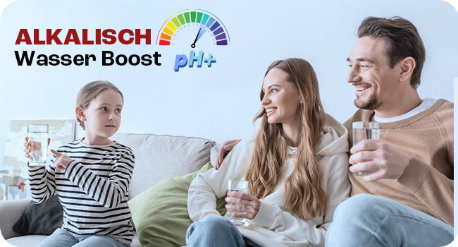 Werbung für Alkalisch Wasser Boost, in der Menschen auf einer Couch sitzen und Wasser trinken, mit einem grafischen Overlay mit einem pH+-Messgerät