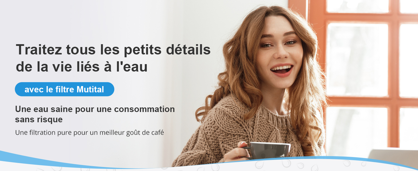 Femme aux longs cheveux ondulés tenant une tasse bleue, souriant dans un décor intérieur lumineux. La superposition de texte en français mentionne la filtration de l'eau pour une consommation sûre