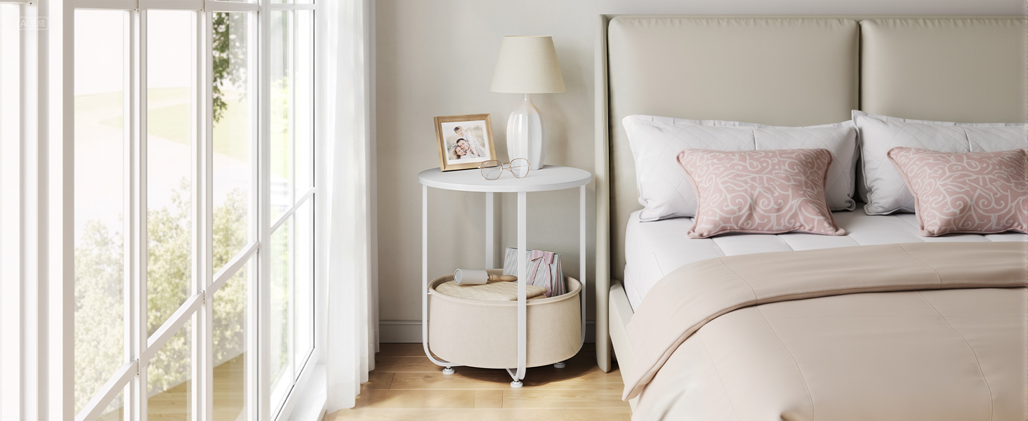 El interior del dormitorio cuenta con muebles blancos, detalles en rosa suave e iluminación natural a través de las ventanas. Varias vistas que muestran la cama, las mesas auxiliares y los elementos decorativos.