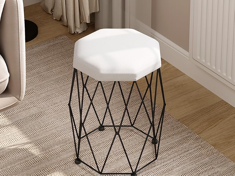 con base de estructura de alambre metálico en un ambiente de sala de estar. Colocado sobre una alfombra de color beige cerca de un sofá y una ventana.