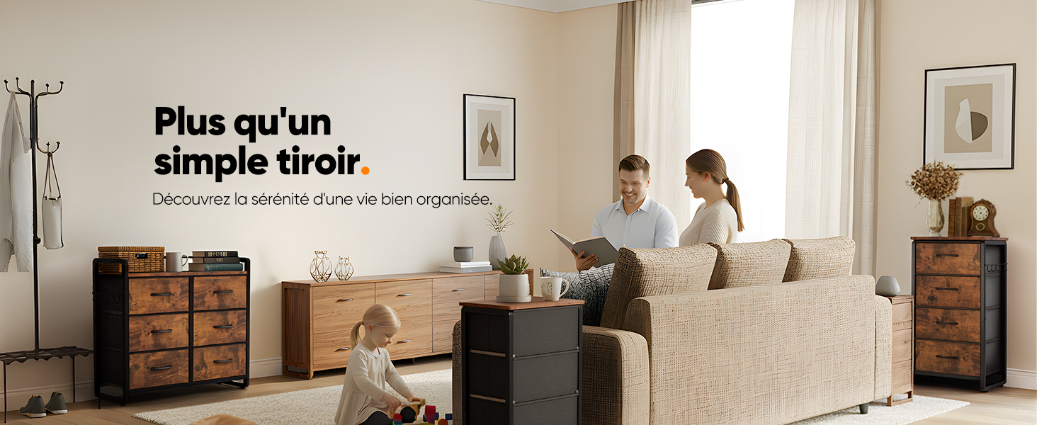 Le texte se lit comme suit : « Plus qu'un simple tronc ». Vues intérieures de la pièce montrant des meubles en bois et des pièces de rangement dans un cadre de style traditionnel.