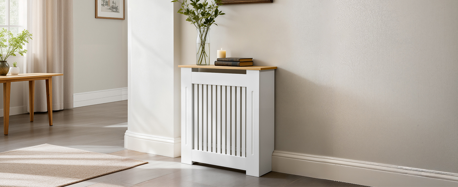 Radiatore o unità di riscaldamento verticale bianca con design a coste montato su parete grigio chiaro in una stanza minimalista con mobili in legno e piante in vaso.