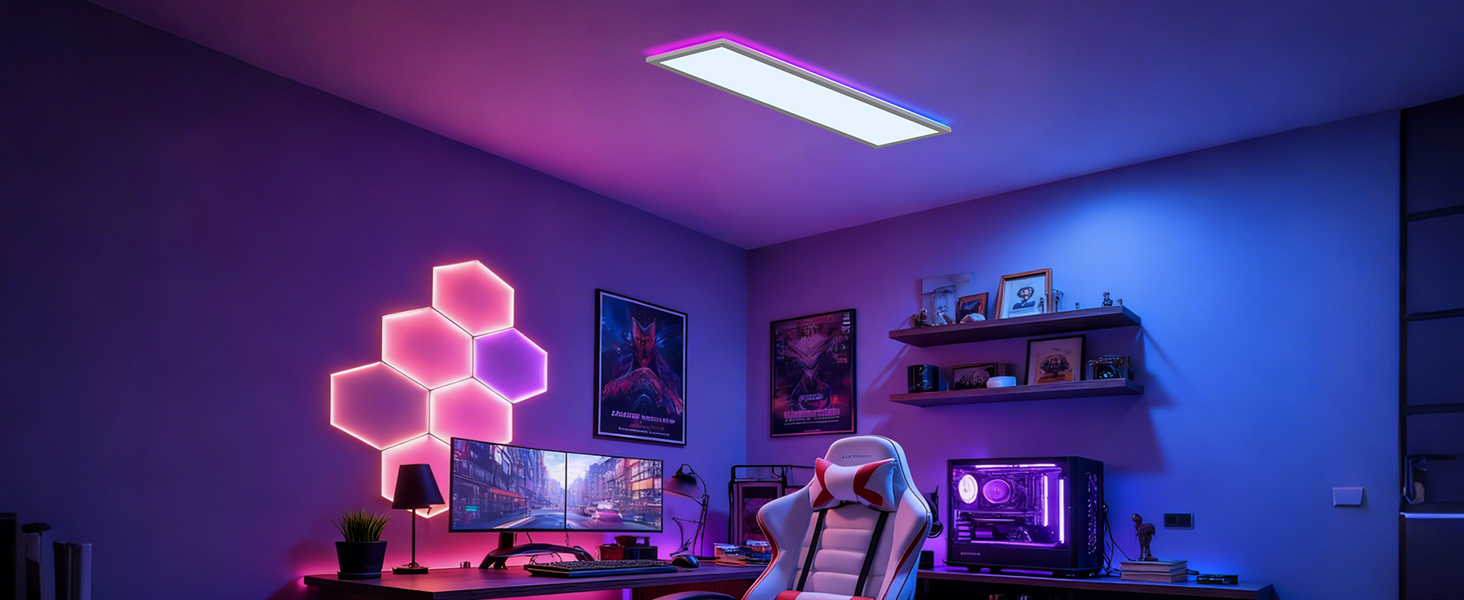 Spielzimmer mit lila LED-Umgebungsbeleuchtung, mehreren Monitoren und Gaming-Peripheriegeräten, die auf einem Schreibtisch mit beleuchteten Dekorelementen angeordnet sind.