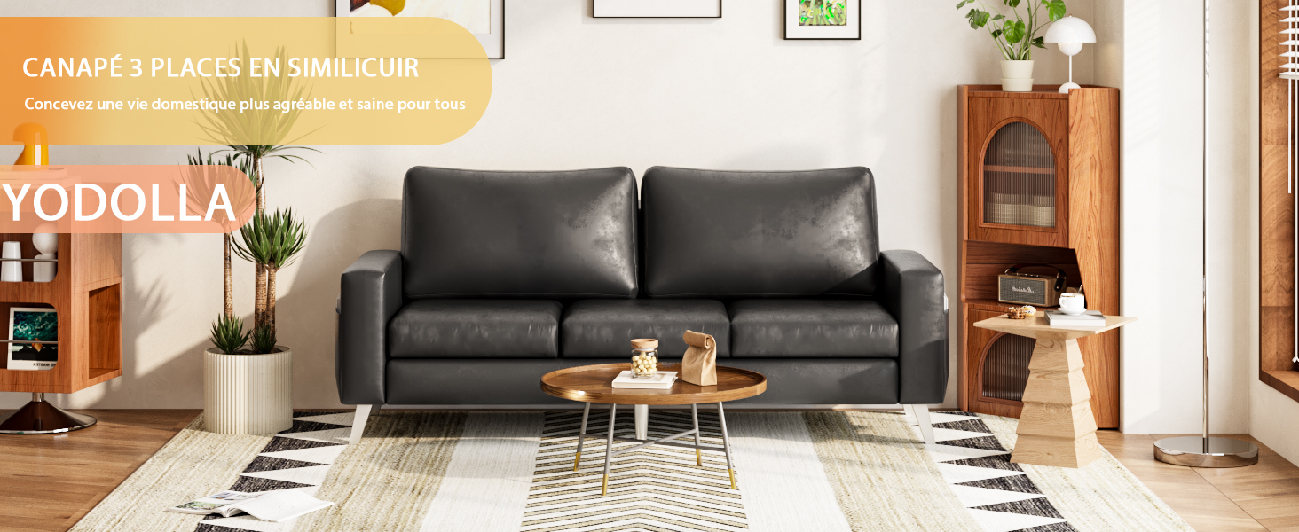 Le texte indique « CANDEL » (partiellement visible), « YODOLLA ». Intérieur de salon moderne avec canapé sectionnel en cuir noir, étagère en bois, carpette et mobilier contemporain.