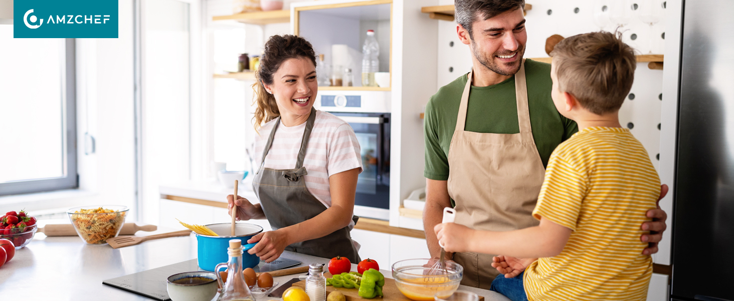 eine Familie, die zusammen in der Küche kocht