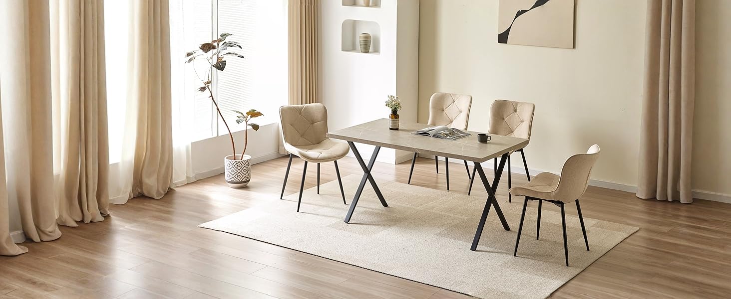 Scène de design d'intérieur moderne comprenant une table à manger en bois avec pieds en métal noir, quatre chaises assorties, un tapis, des plantes en pot, un lampadaire et des rideaux beiges dans un espace de vie minimaliste.