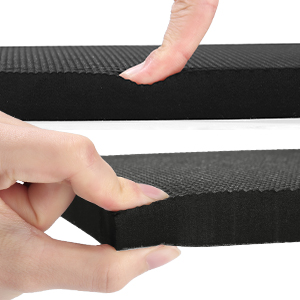 deux mains tenant une boîte noire