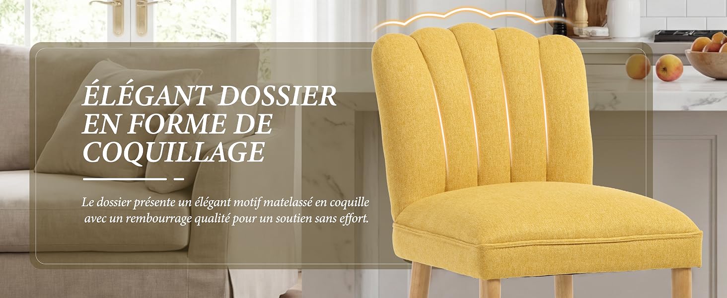 Le texte se lit comme suit : « DOSSIER ÉLÉGANT EN FORME DE COQUILLAGE » et « Dossier confortable et accueillant pour un confort suprême ». Fauteuil d'appoint à dossier en coquille matelassé jaune exposé dans le salon avec canapé.