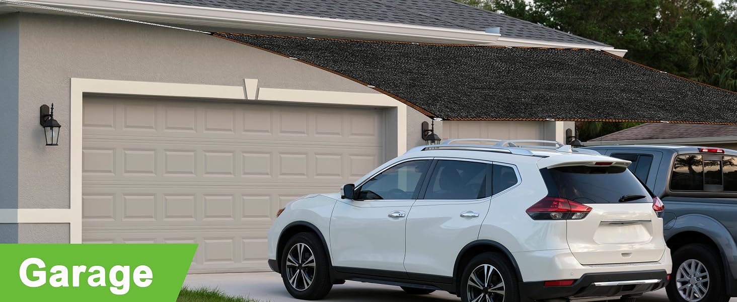 garé devant une porte de garage, avec d'autres véhicules partiellement visibles en arrière-plan