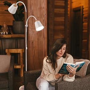 Eine Frau liest ein Buch auf einem Stuhl