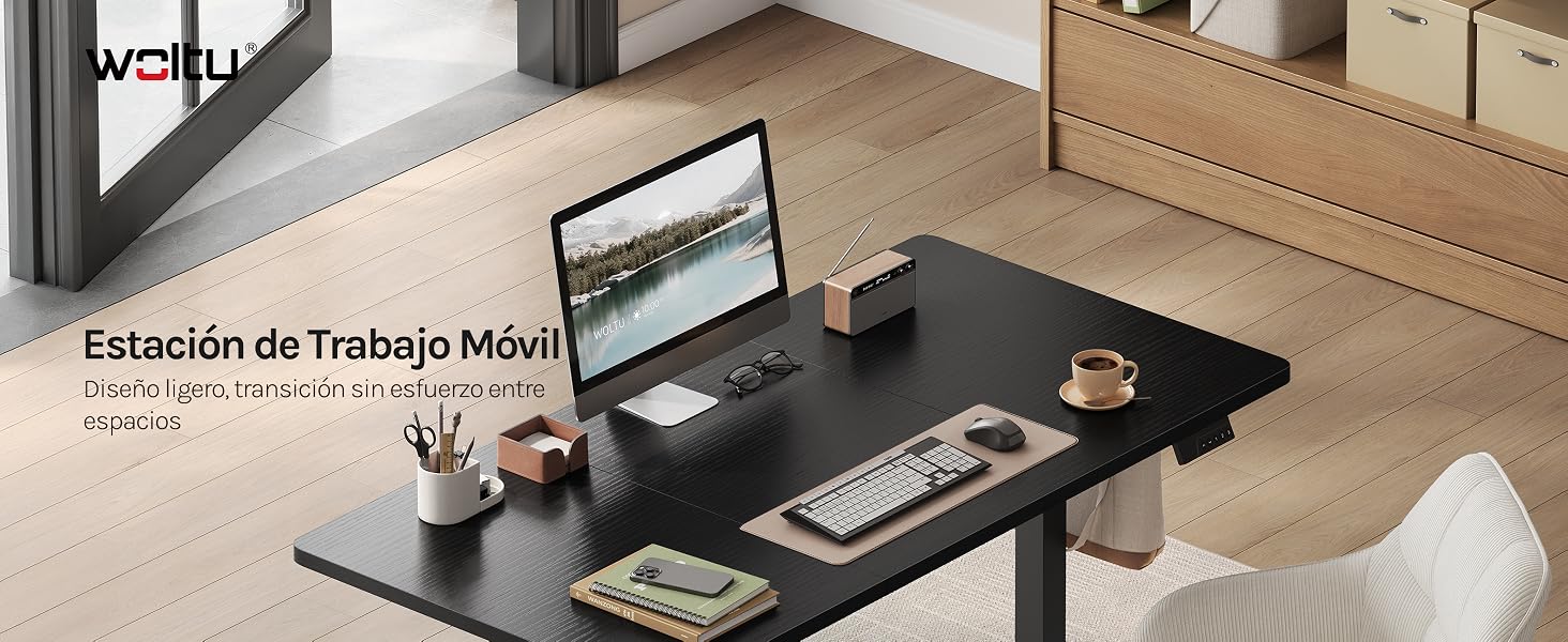 El texto dice «Estación de Trabajo Móvil». La configuración del espacio de trabajo muestra un escritorio móvil negro con computadora portátil, material de oficina y accesorios de escritorio sobre un piso de madera cerca de una ventana con planta.
