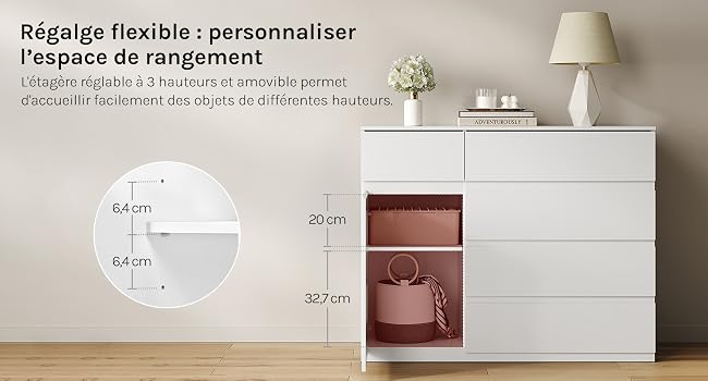 Le texte se lit comme suit : « Réglage flexible + personnaliser ». Meuble de rangement ou présentoir moderne blanc contre le mur avec système d'étagères réglables.