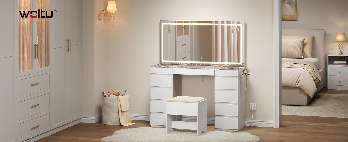 Moderner weißer Waschtischschrank mit Einzelwaschbecken, verchromter Armatur und offenem Regalfach. Sauberes, minimalistisches Design vor weißen Fliesenwänden.
