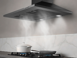 Hotte de cuisine avec de la vapeur ou de la vapeur visible en dessous, dotée d'une fonctionnalité de ventilation dans une finition moderne en acier inoxydable.