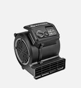 Ventilatore elettrico portatile nero con impostazioni a tre velocità. Design compatto con base piatta e uscita del flusso d'aria angolata. Pannello di controllo digitale visibile sulla parte superiore.