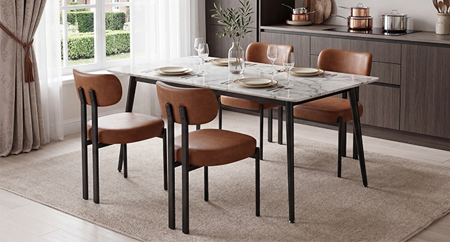 Moderne Essgruppe mit rechteckigem Tisch in Marmoroptik mit schwarzem Metallrahmen und vier braunen gepolsterten Stühlen in einer Kücheneinrichtung.