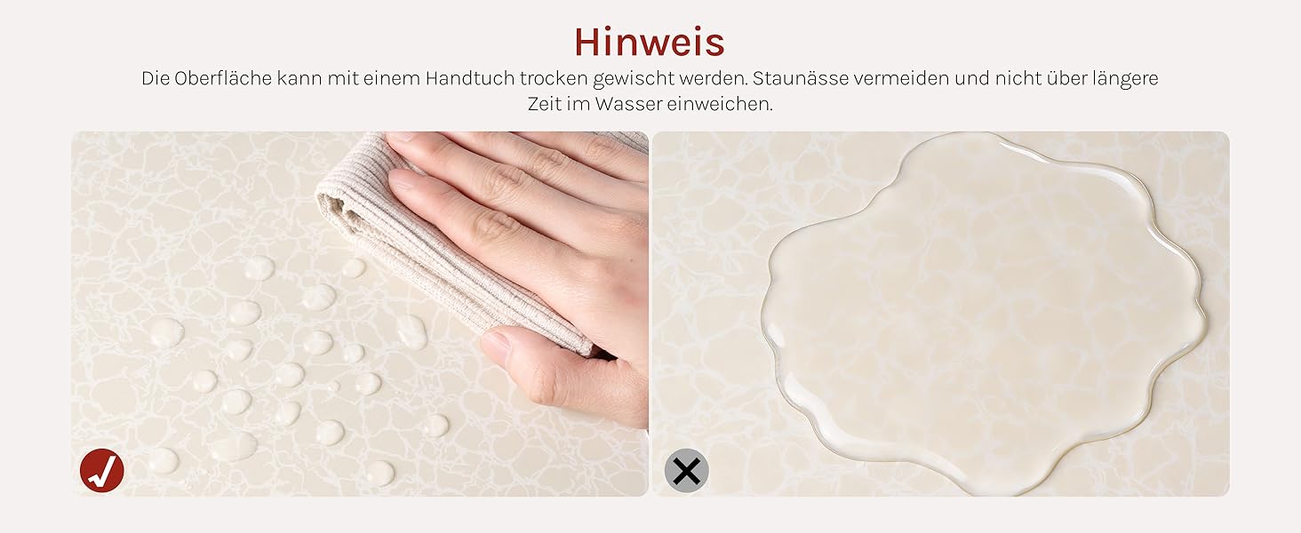 Der Text lautet „Hinweis“. Bilder mit schrittweisen Anleitungen, auf denen die Hände weißen Teig ausrollen und die Ausstechformen auf einer hellen Oberfläche verwenden.