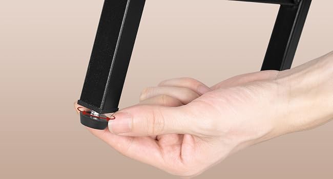 Tubo flexible negro que se sostiene con ambas manos contra la piel rosada, lo que demuestra la textura y maleabilidad de un tubo corrugado que se puede doblar.
