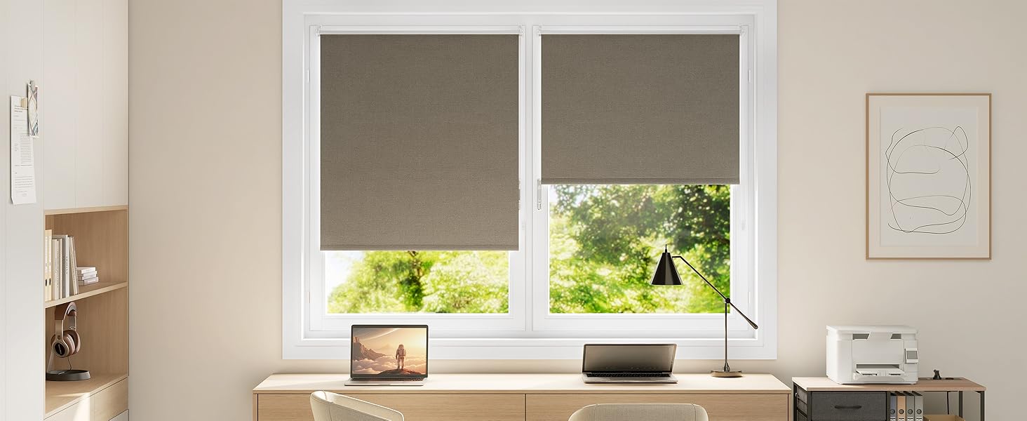 Interior de sala de estar moderno y minimalista con líneas limpias, colores neutros y luz natural, con muebles y muebles montados en la pared dispuestos estratégicamente.