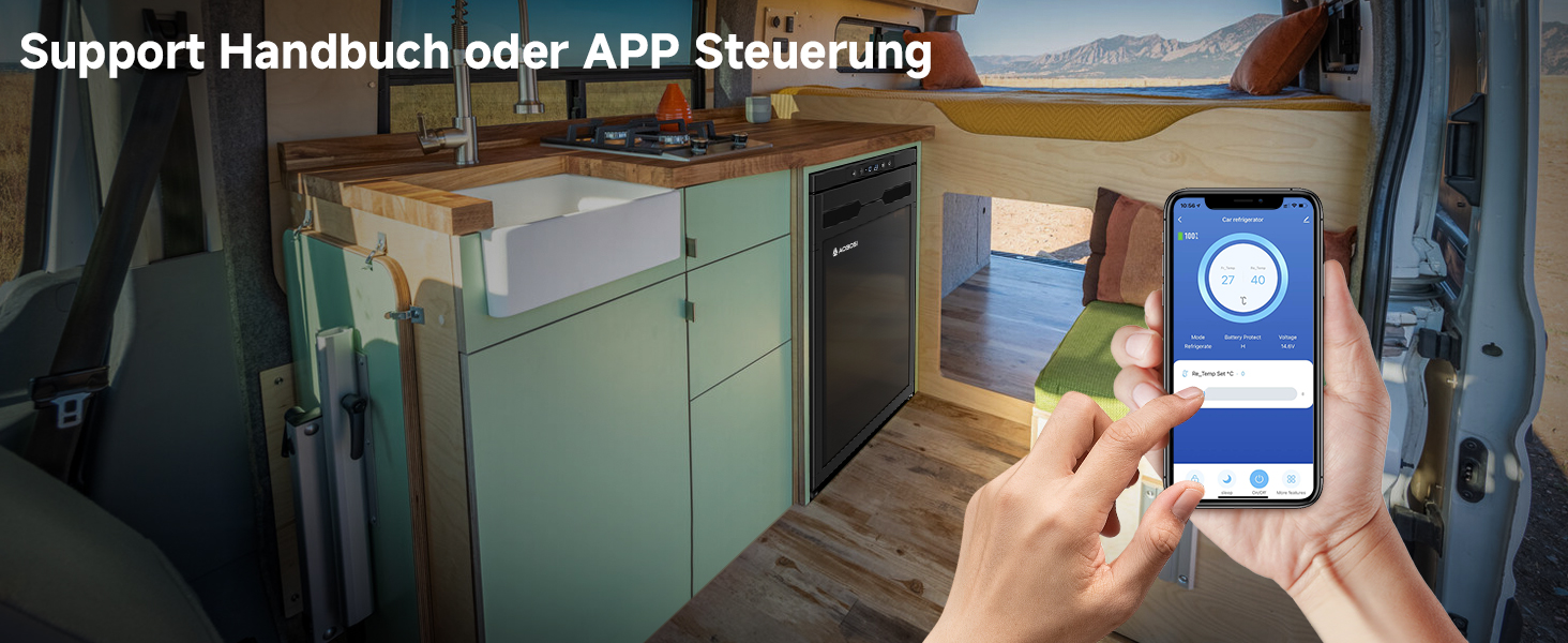Innenraum eines Wohnmobils mit grünen Schränken und Holzarbeitsplatte. Die Hände halten ein Smartphone, auf dem eine App-Oberfläche mit einem blauen kreisförmigen Symbol angezeigt