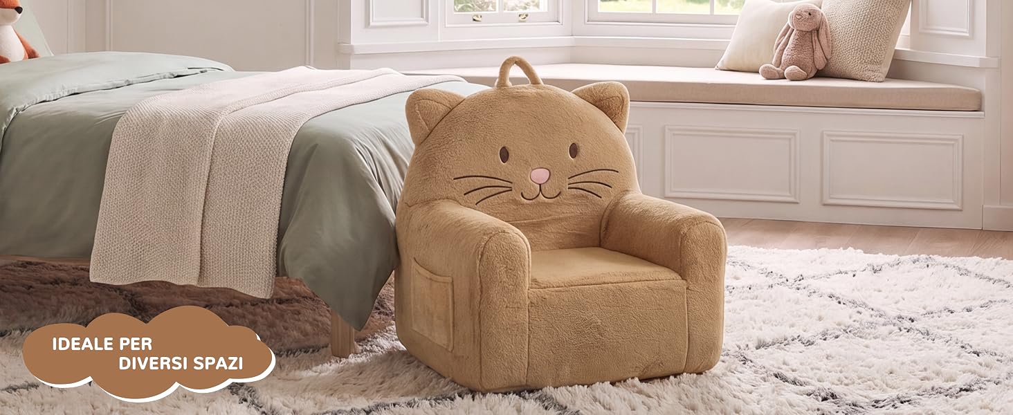 Il testo riporta «SCALE PUE» e «WARM SCALE». Poltrona a sacco in peluche color marrone chiaro a forma di gatto con orecchie a punta, seduta su un tappeto beige in camera da letto con letto e parete bianca a vista.