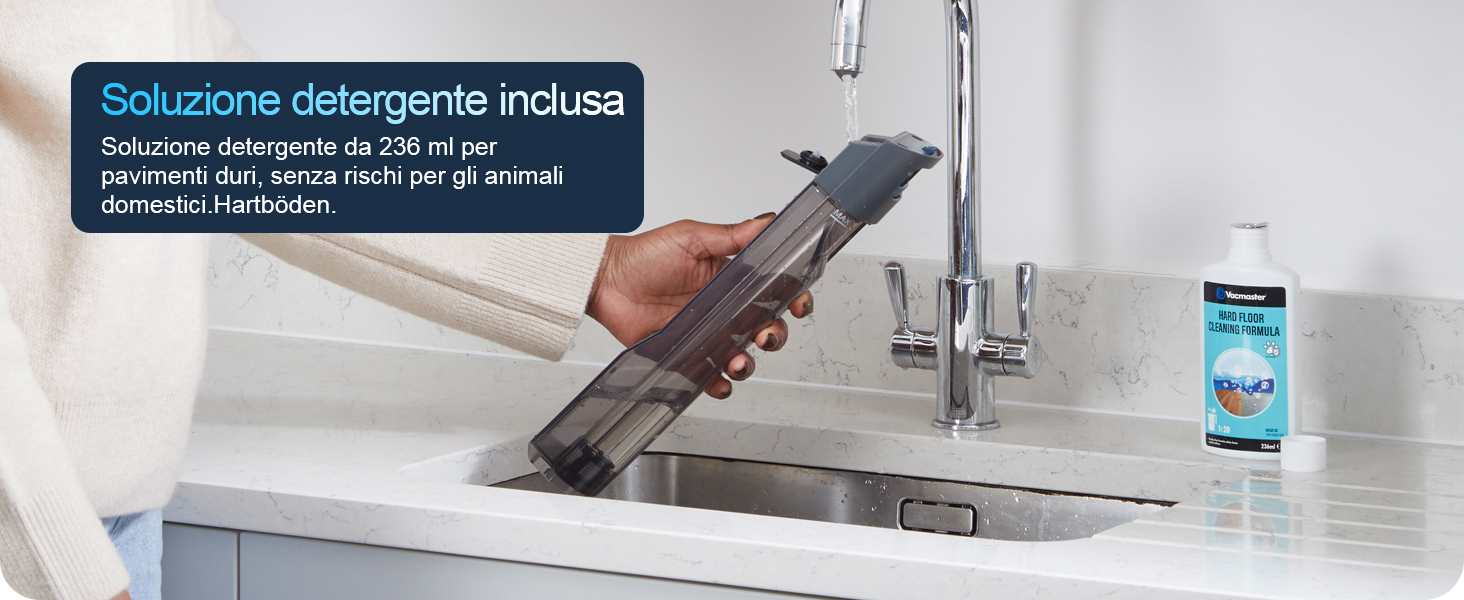 Il testo recita «Soluzione detergente Industria». Flacone spray per la pulizia industriale da tenere in mano sul lavello della cucina con rubinetto e prodotti per la pulizia visibili sul bancone.