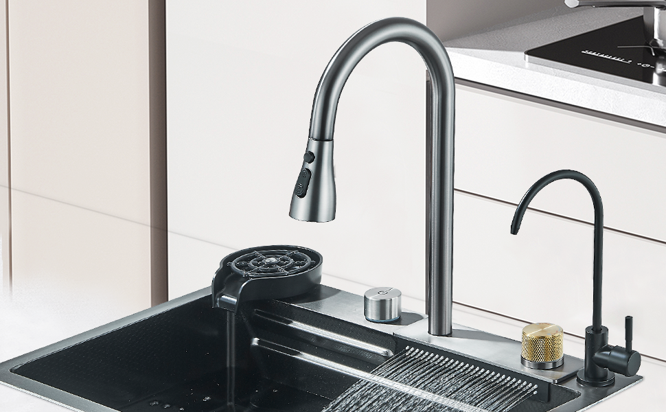 Installation d'évier de cuisine moderne avec robinet au fini noir mat avec tête de pulvérisation rétractable, installé au-dessus d'un évier encastré noir avec égouttoir.