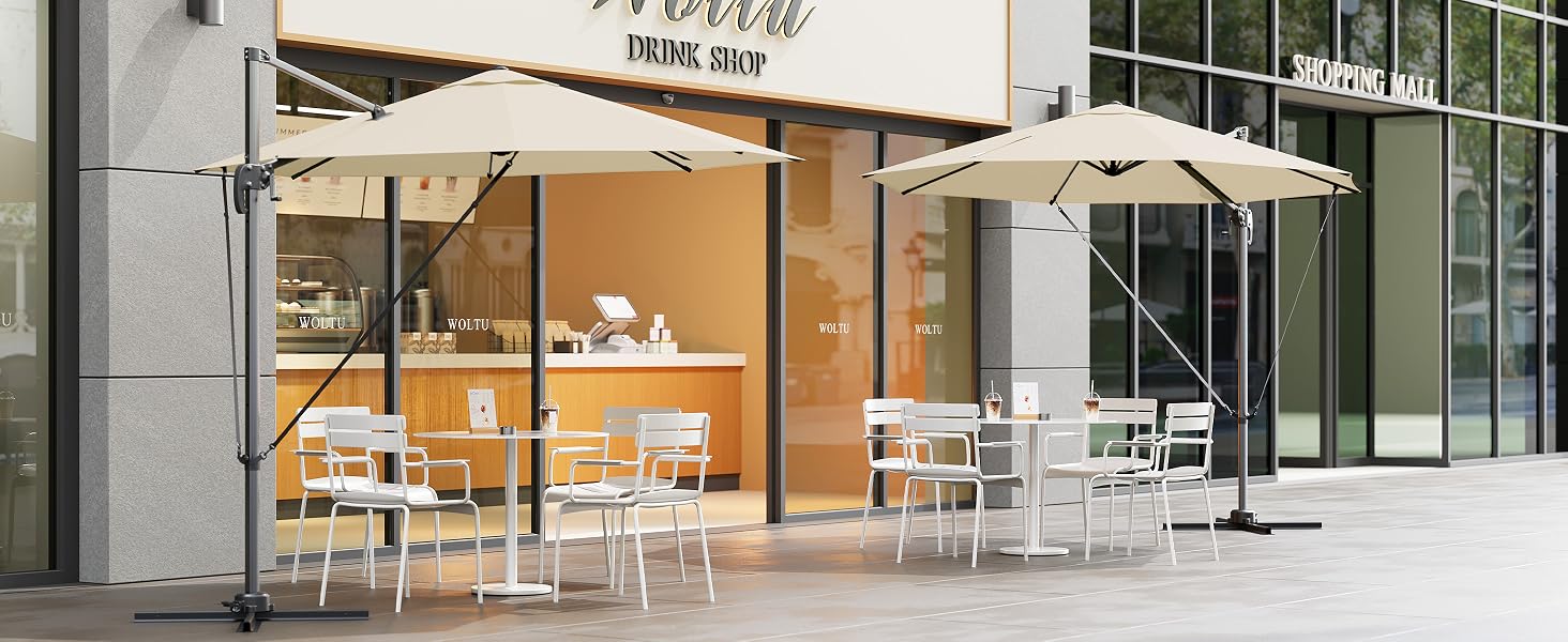 Le texte se lit comme suit : « Image 4 ». Coin salon extérieur du café ou du restaurant avec parasols et chaises blancs, façade vitrée du bâtiment visible.