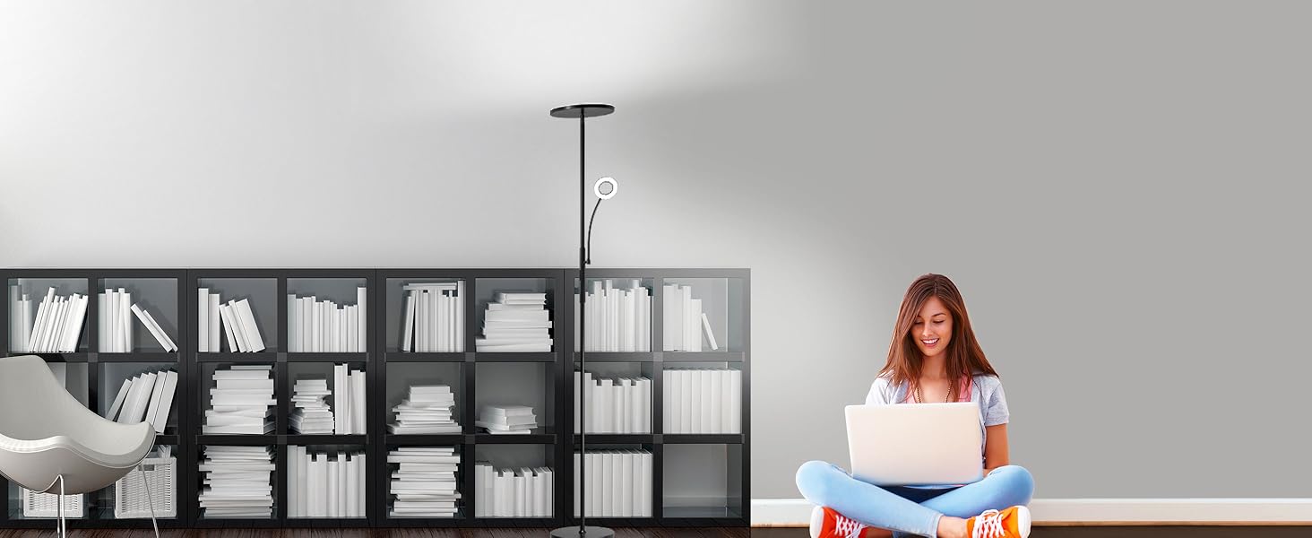 Schwarzes Bücherregal mit weißen Büchern und Ordnern an einer weißen Wand. Darüber hängt eine Pendelleuchte