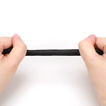 Les mains étirent un „Lastique oder eine schwarze Schnur auf weißem Grund, démontrant ainsi sa flexibilité et sa tens.“ data-src=