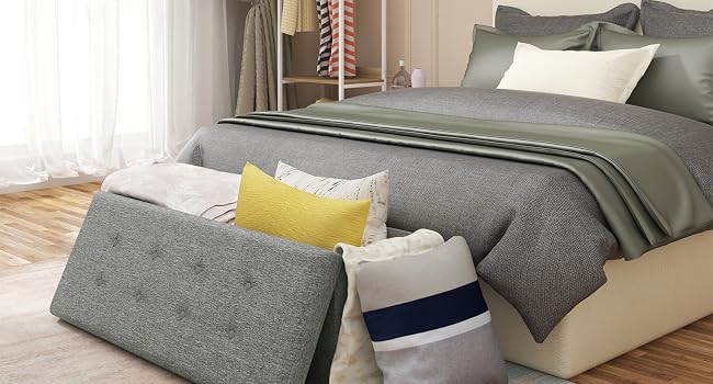 una cama con una almohada y una manta encima.