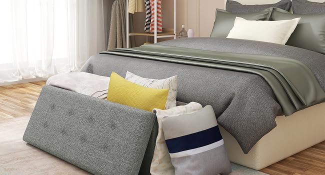 un letto con un cuscino e una coperta sopra