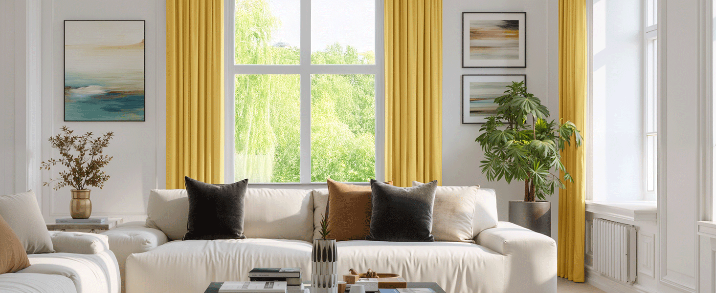 L'intérieur du salon moderne comprend un canapé sectionnel beige. des rideaux gris et de grandes fenêtres avec éclairage naturel.