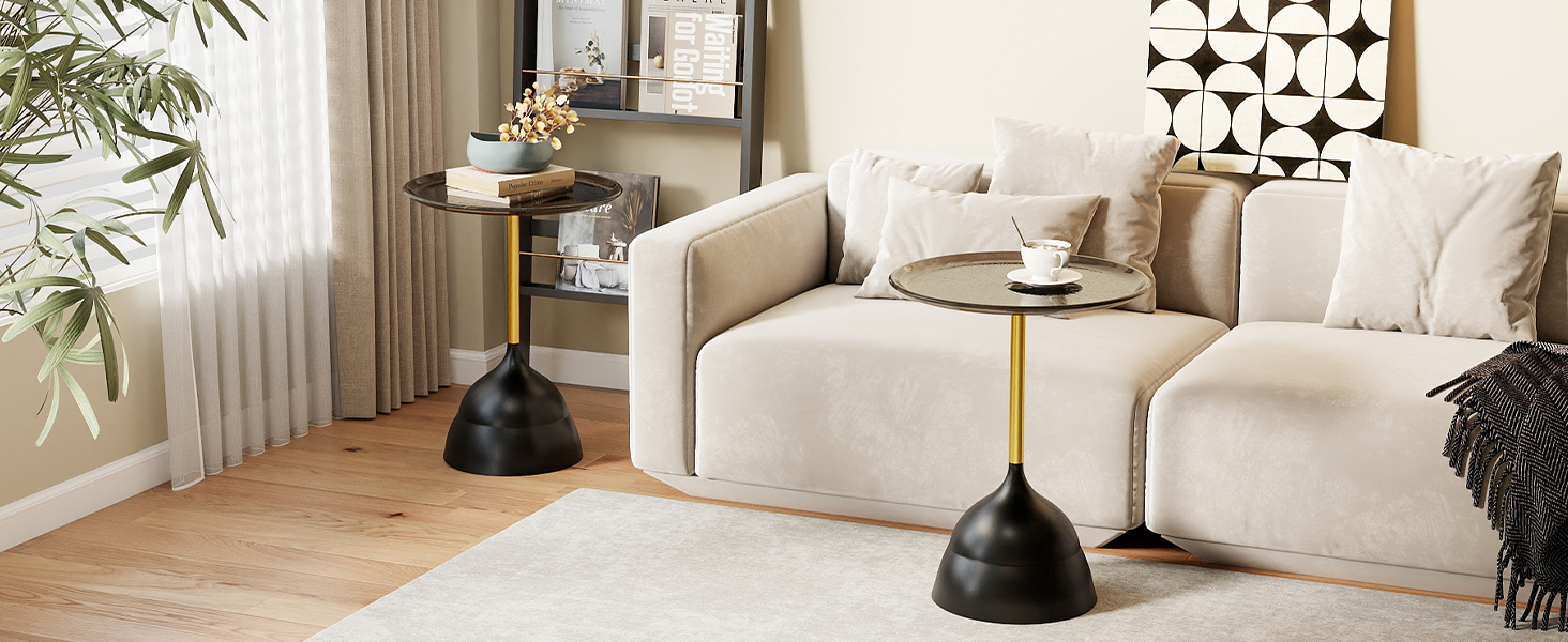 Modernes Wohnzimmerinterieur mit beigem Sofa, goldenen und schwarzen Stehlampen, dekorativer Wandkunst und Pflanzen in neutraler Farbgebung.